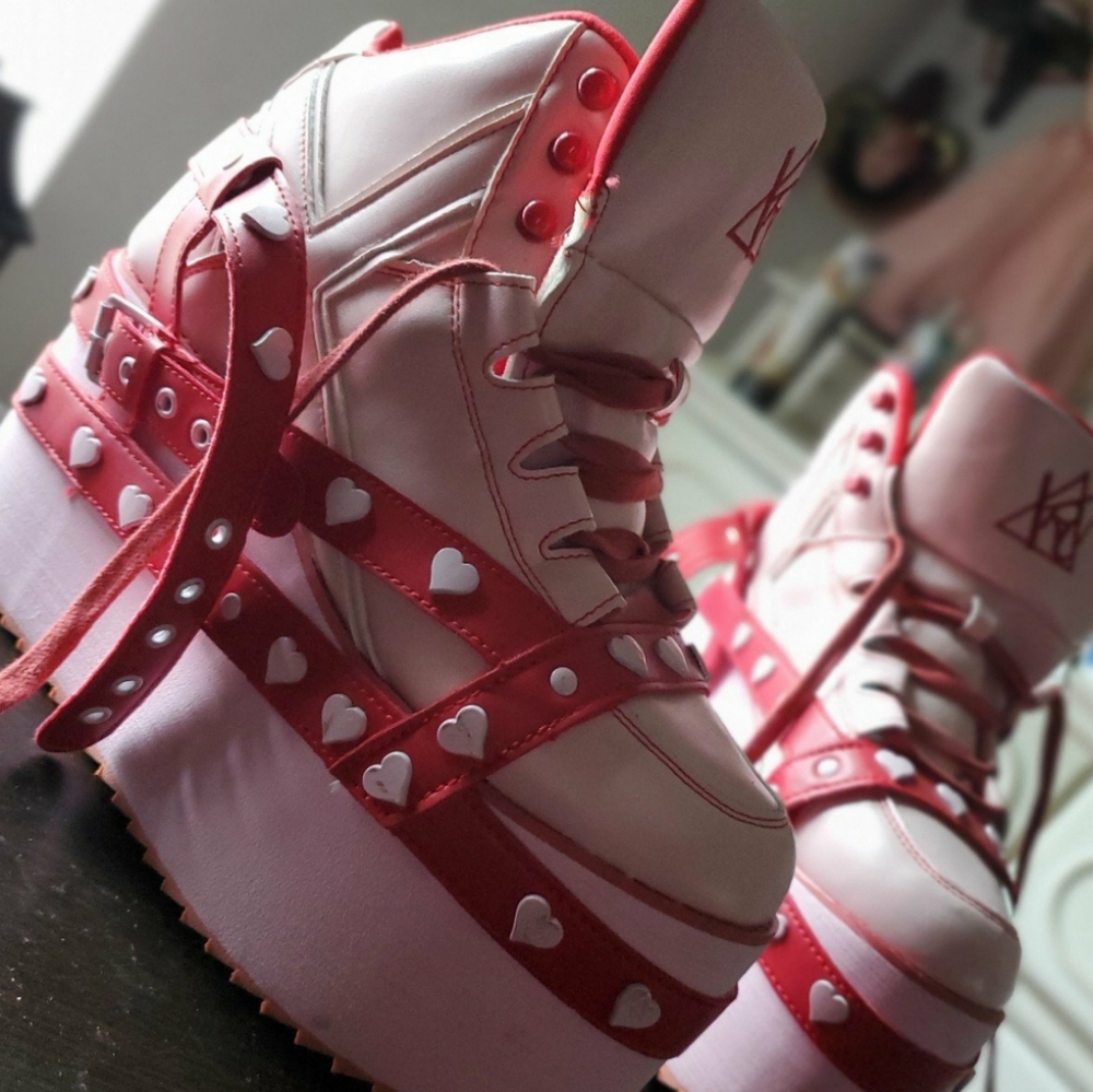 YRU Women's Qozmo Bondage Platform Heart